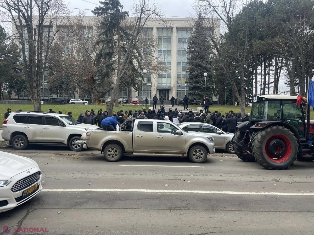 UPDATE, VIDEO // Tehnica agricolă a revenit în PMAN, după ce a trecut pe la Președinție, Parlament și Guvern. Niciun oficial nu a ieșit la discuții, iar fermierii anunță că NU pleacă din Chișinău
