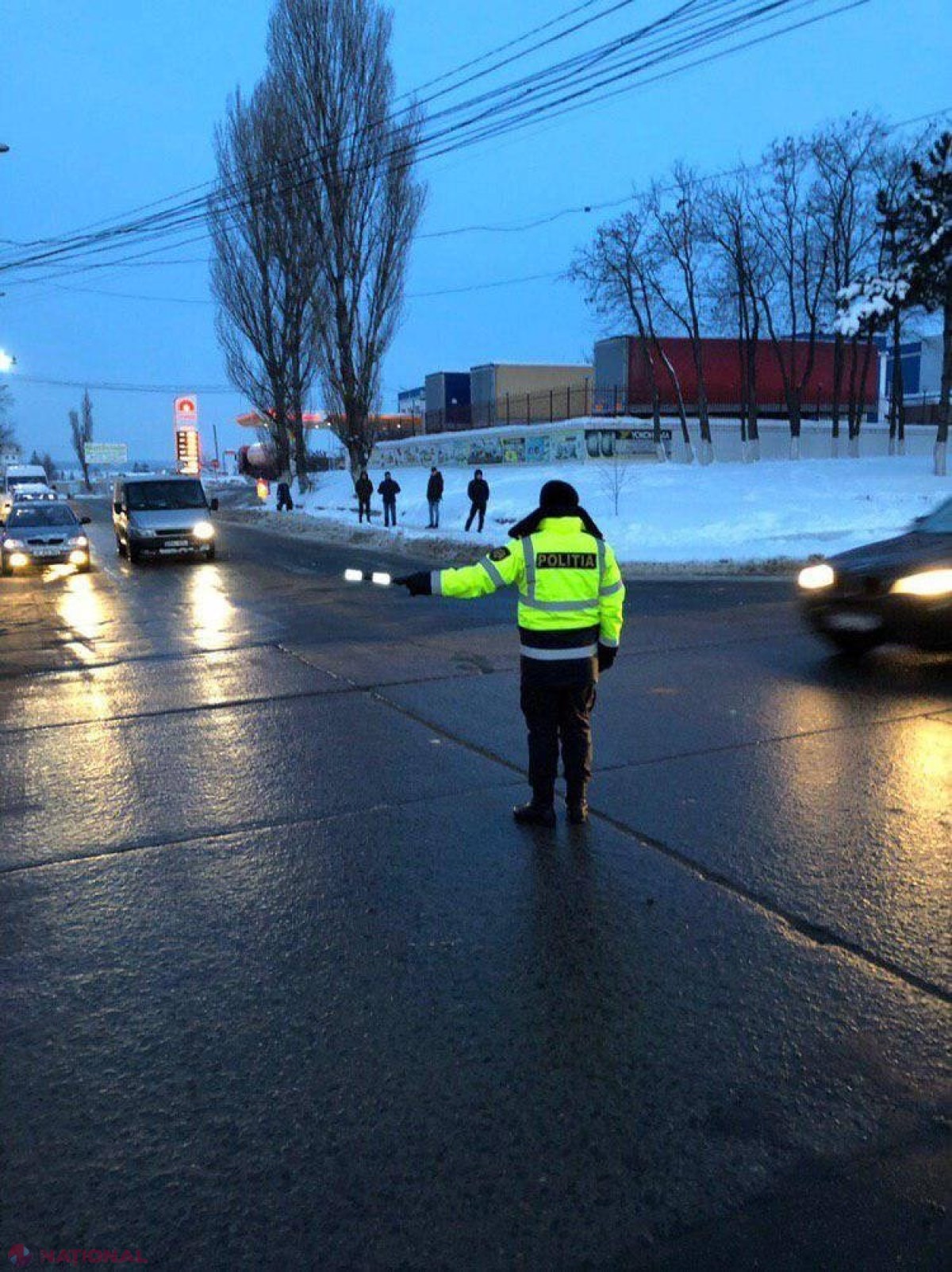 FOTO // IGP DUBLEAZĂ numărul de angajați la dirijarea traficului rutier în cele mai aglomerate sensuri giratorii și intersecții din capitală