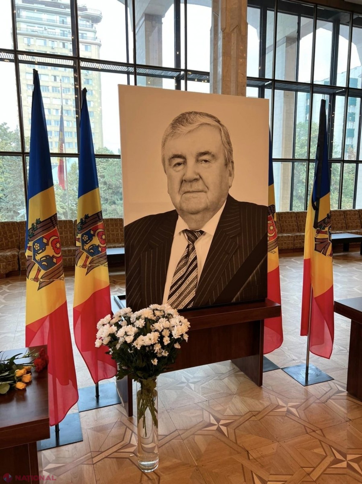 GALERIE FOTO // Primul PREȘEDINTE al R. Moldova, petrecut pe ultimul drum. Sute de oameni, inclusiv actualul șef al statului Maia Sandu și foștii președinți Lucinschi, Voronin și Timofti, i-au adus un ultim omagiu lui Mircea Snegur