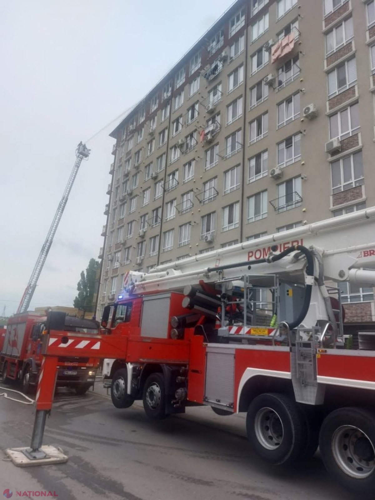 ARDE un bloc de locuit din Durlești: 70 de pompieri luptă cu flăcările. Mai multe sectoare din Chișinău și localități din raionul Ialoveni au rămas fără luminā