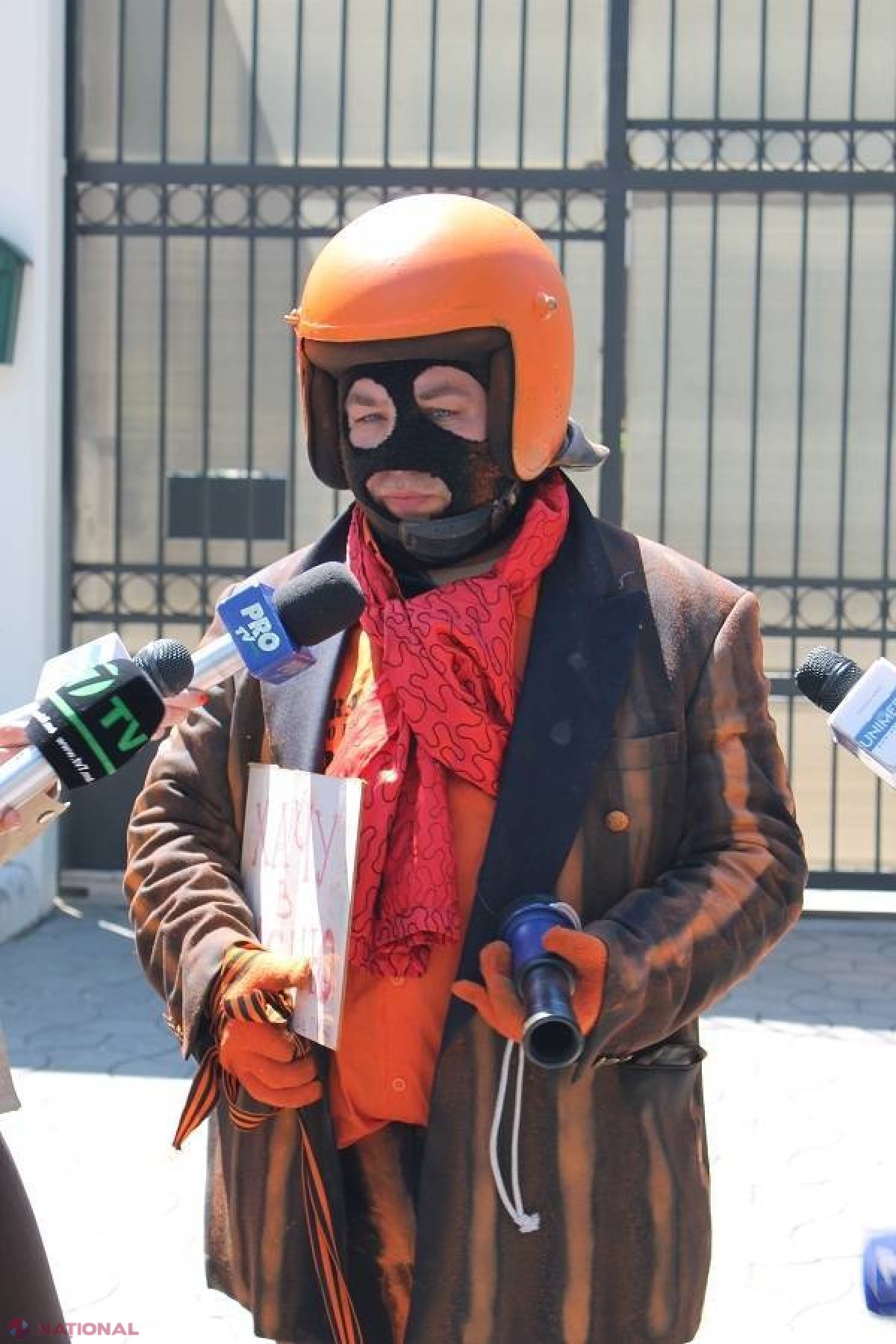 FOTO // Protest INEDIT în fața Ambasadei Rusiei la Chișinău: Mătăsaru a venit cu un „PORC de COLORADO”