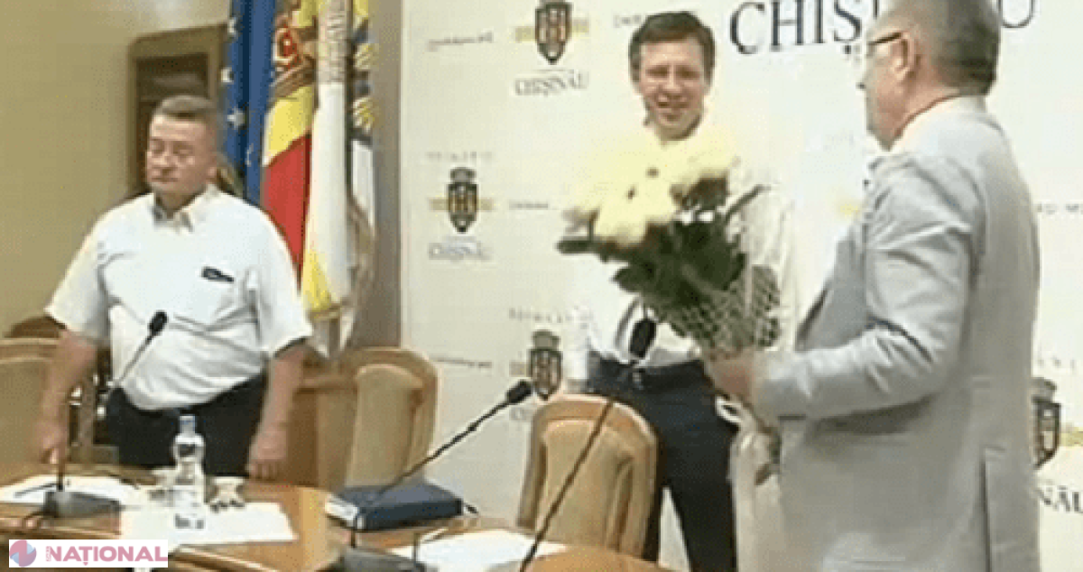 Atmosferă incendiară la Primărie! Chirtoacă întâlnit cu aplauze și flori
