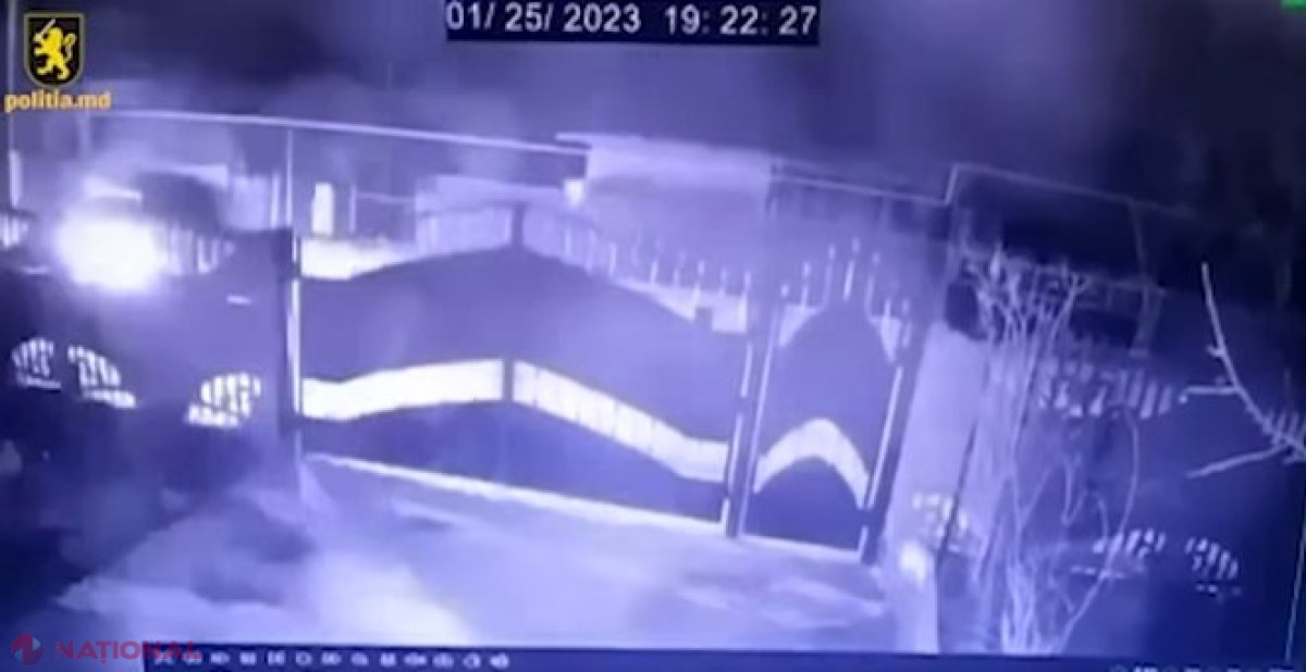 VIDEO // Momentul în care un „Volvo” SPULBERĂ o poartă la Sângerei: Ce s-a întâmplat cu cei doi soți din interiorul mașinii
