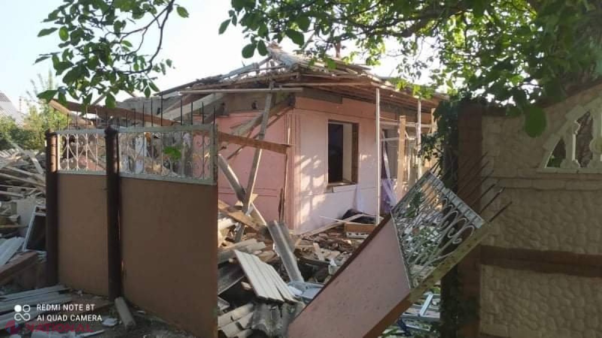 FOTO // EXPLOZIE la Nisporeni: O casă a sărit în aer, iar proprietarul a ajuns în stare gravă la spital 