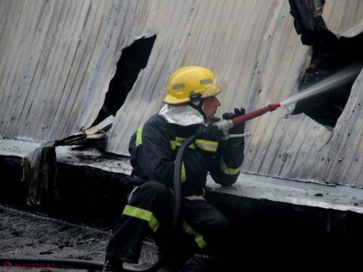 Doi soți, SALVAȚI din casa cuprinsă de flăcări