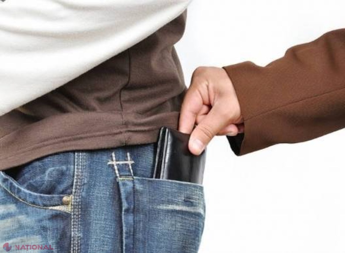 Ţi s-a furat din buzunar? Vezi ce recomandă poliţiştii