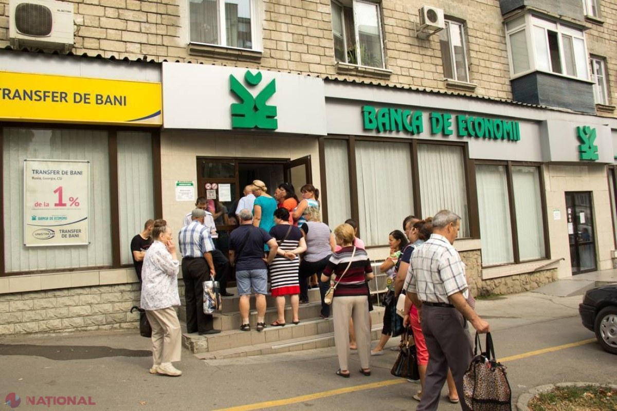 FOTO // COZI IMENSE la BEM. Oamenii, SPERIAȚI că nu vor reuși să își scoată economiile 
