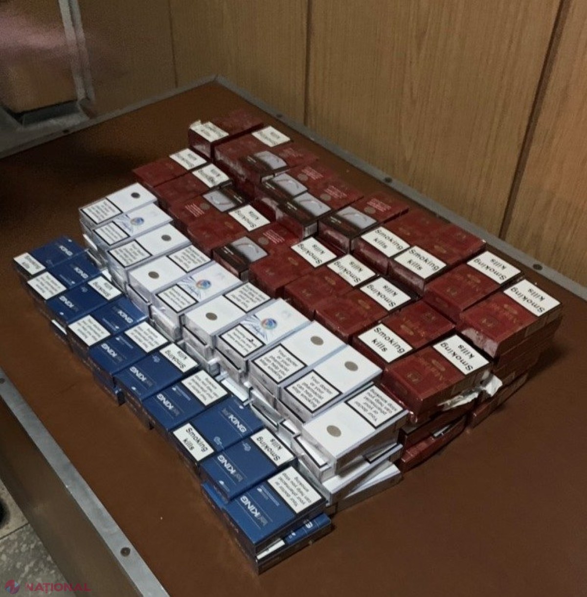 FOTO // Doi cetățeni ai R. Moldova, deconspirați la VAMĂ de către CÂINI: Ce au ascuns în mașini