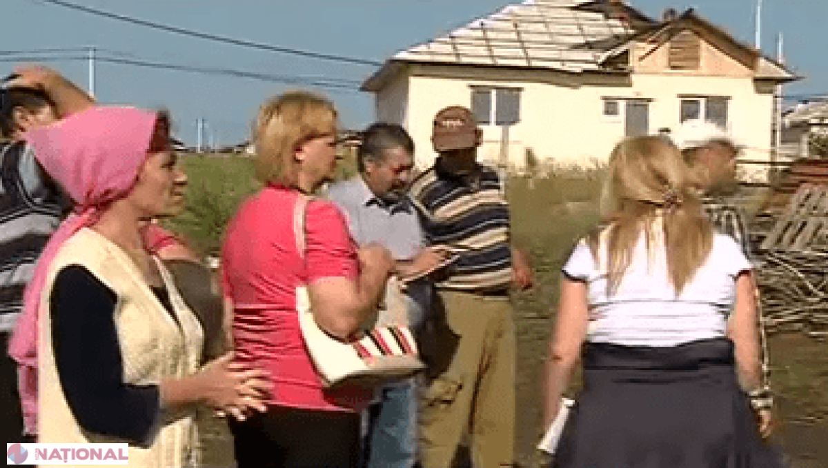 PRĂPĂD la Cotul Morii! Muncitorii curăță fântânile și drumurile, iar localnicii scot apa din case