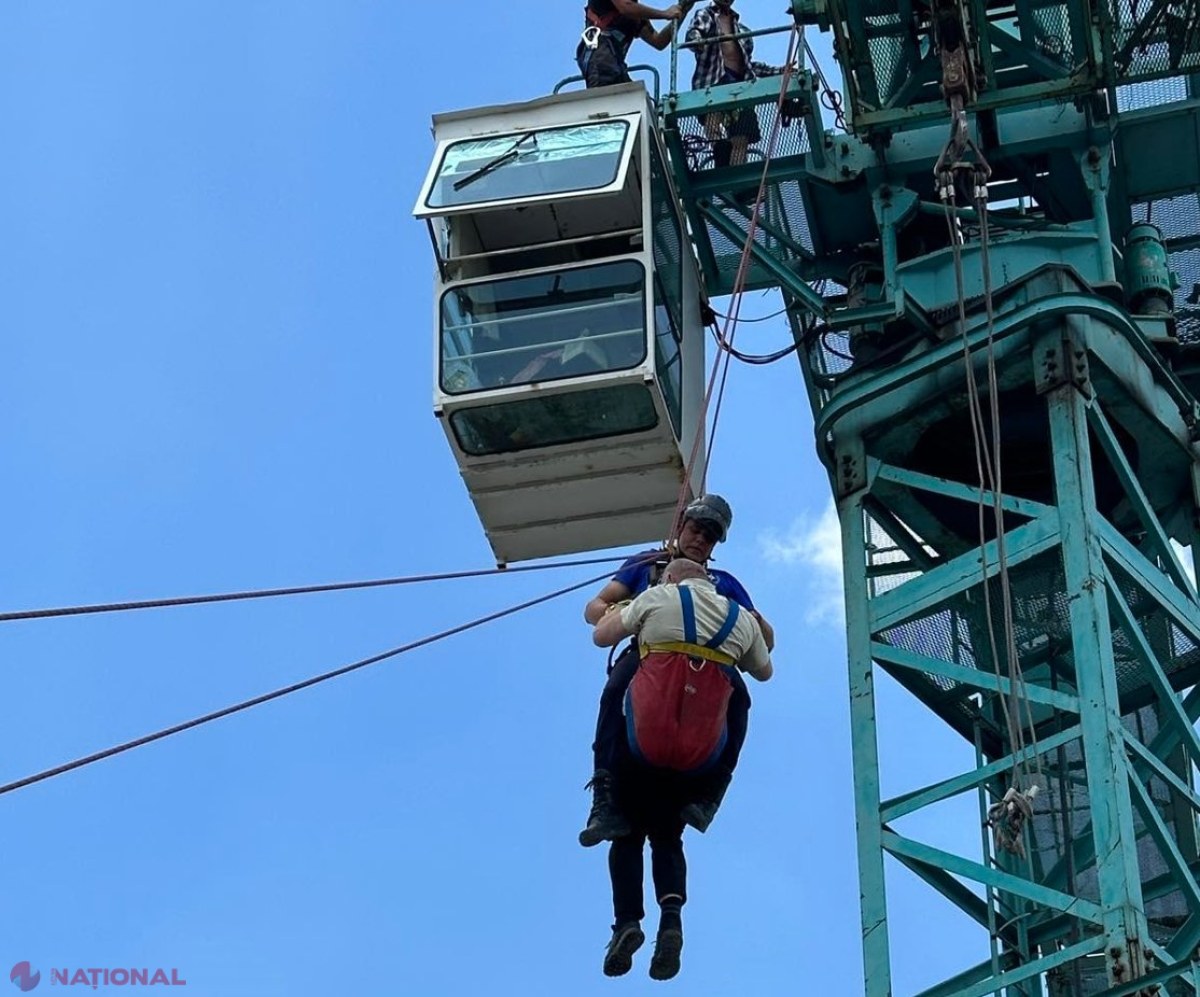FOTO // Un macaragiu, care se afla la o înălțime de 50 de metri, a fost SALVAT de angajații IGSU. Bărbatului i s-a făcut rău și a rămas blocat la înălțime