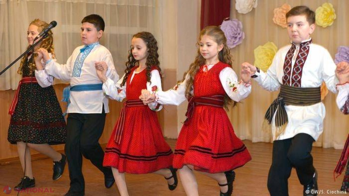 Elevii de etnie ROMÂNĂ din Ucraina vor beneficia de BURSE acordate de Guvernul României