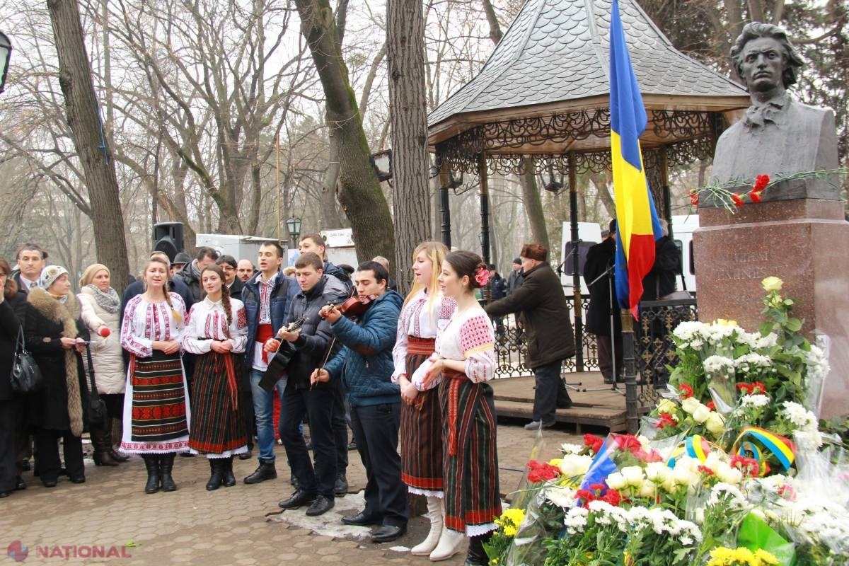 FOTO // De ziua lui Eminescu, președintele Nicolae Timofti a cântat „Pe lângă plopii fără soț”
