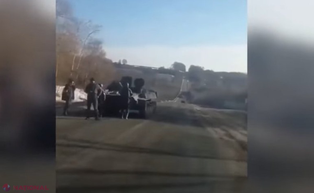 VIDEO VIRAL // Armata lui Putin, fără combustibil. O blindată s-a oprit îm mijlocul drumului, după ce a rămas fără motorină. Șofer ucrainean: „Vă tractez eu înapoi în Rusia?”. Ce au răspuns SOLDAȚII ruși, care habar nu au încontro se îndreaptă