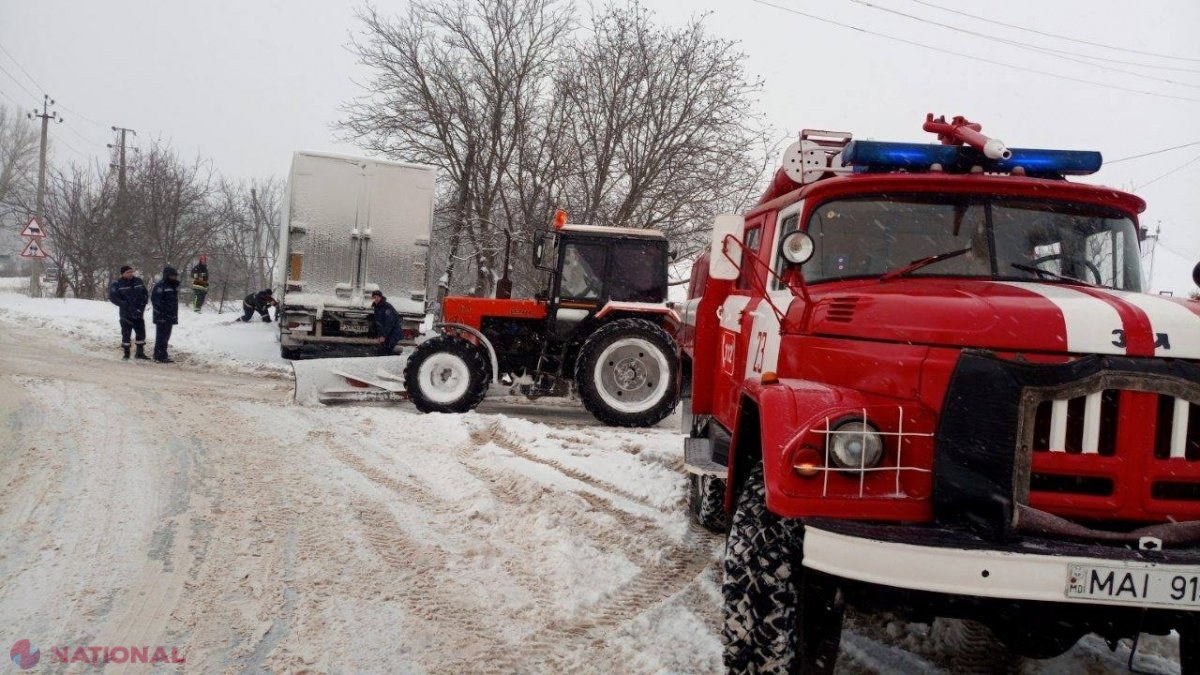VIDEO // Zeci de mașini, tractate de salvatori, inclusiv patru AMBULANȚE, și zeci de pasageri rămași în drum - cazați la un azil de bătrâni