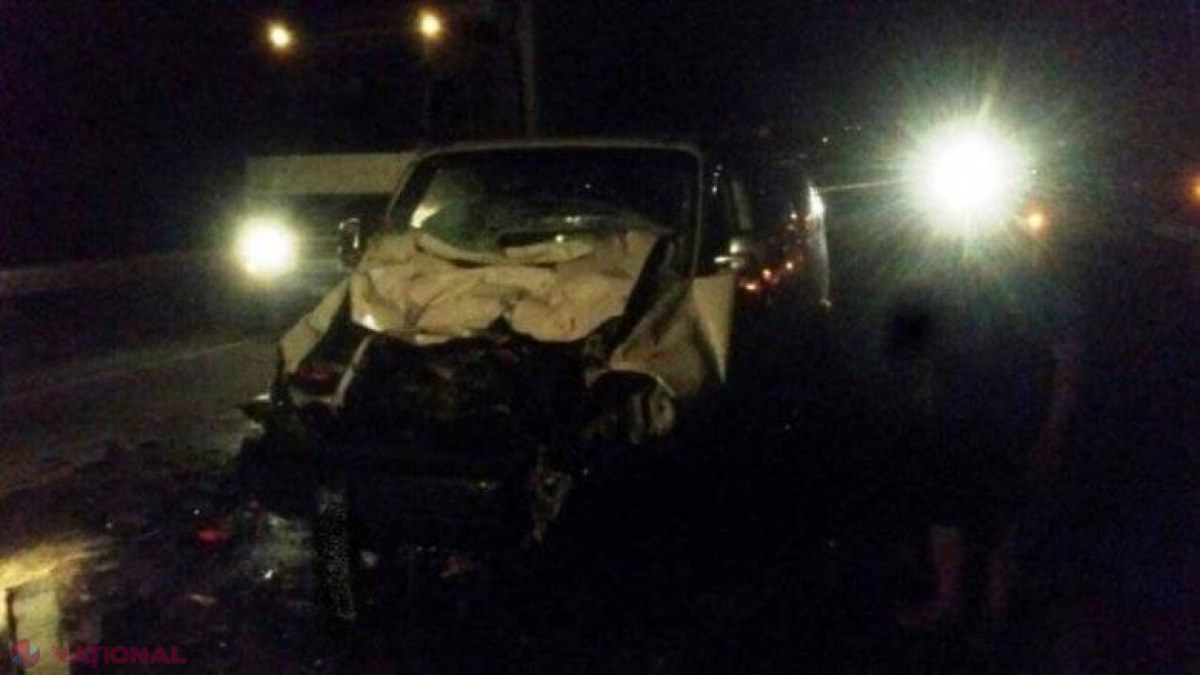 ACCIDENT // Un mcrobuz plin cu cetățeni ai R. Moldova a intrat într-o autospecială a pompierilor pe șoseaua Odesa-Kiev: Sunt victime