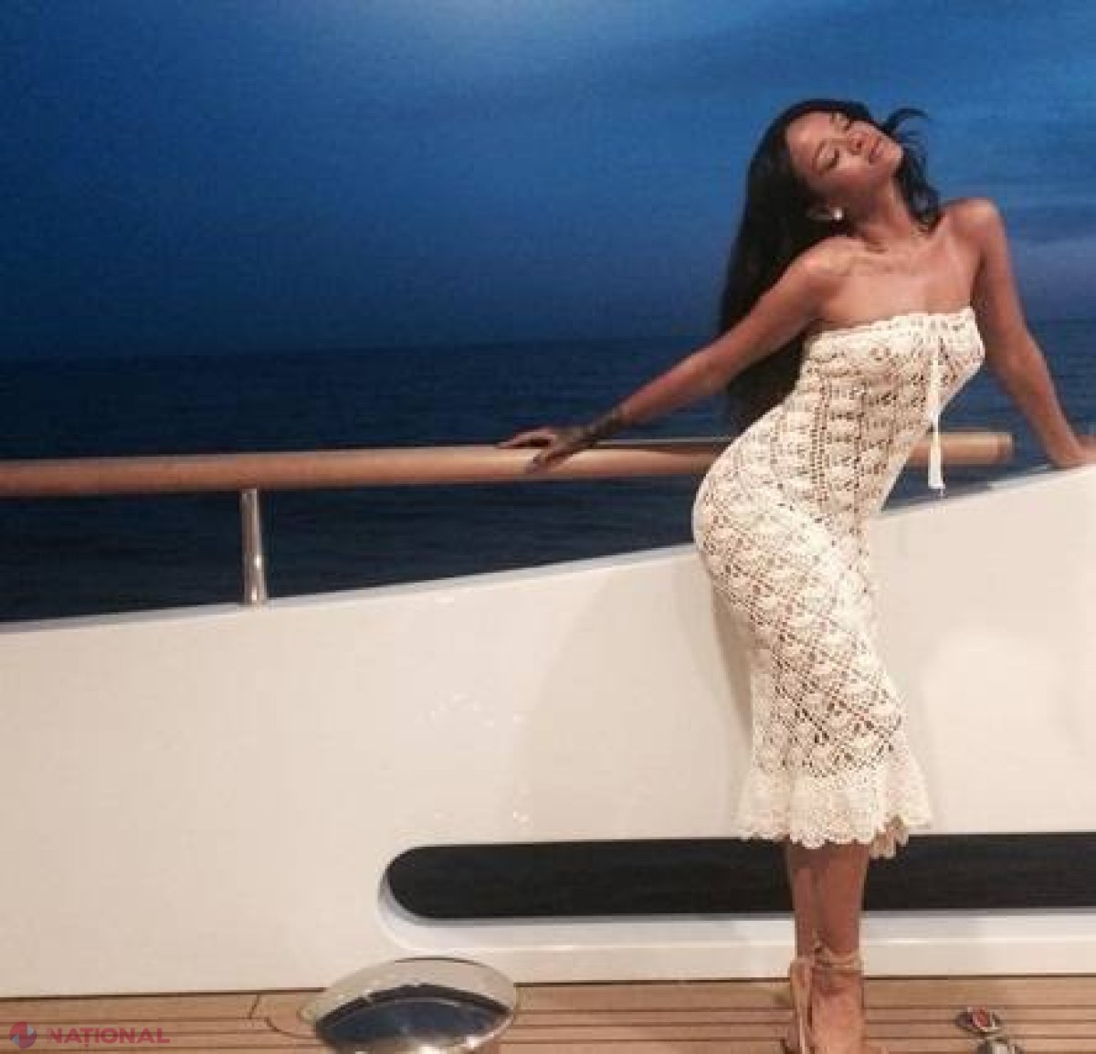 FOTO // Dezgolită frumos! Cum se DISTREAZĂ Rihanna pe un IAHT