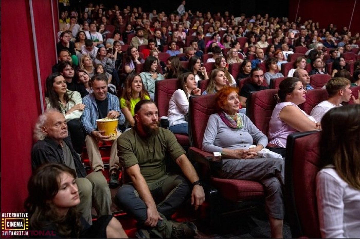 Filmele românești, tot mai căutate la Chișinău: Săli arhipline la ediția din 2023 a Zilelor Filmului Românesc și discuții sincere cu invitatul special Cristian Mungiu, dar și cu regizorii Paul Negoescu, Andrei Tănase şi Victor Canache 