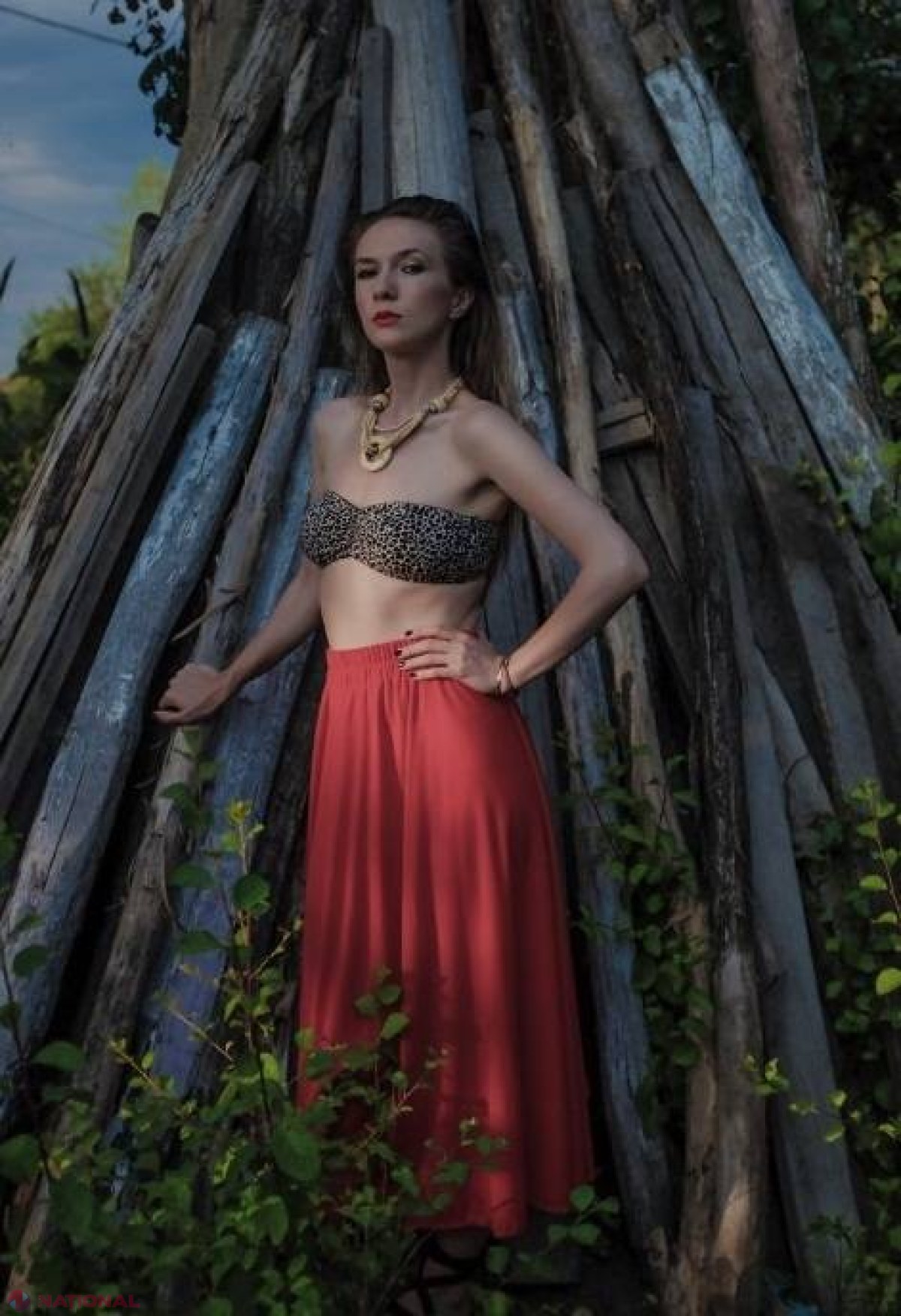 FOTO // Adela Popescu cu haine și sandale VECHI