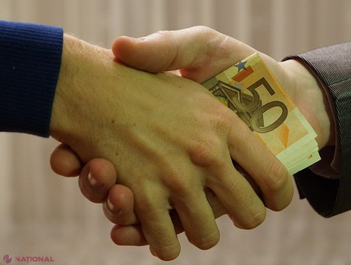 Mai mulți șefi de TREN și însoțitori de vagon de la CFM, deferiți justiției pentru acte de CORUPȚIE. Aceștia au MITUIT reprezentantul unei comisii de disciplină, pentru a scăpa cu fața curată