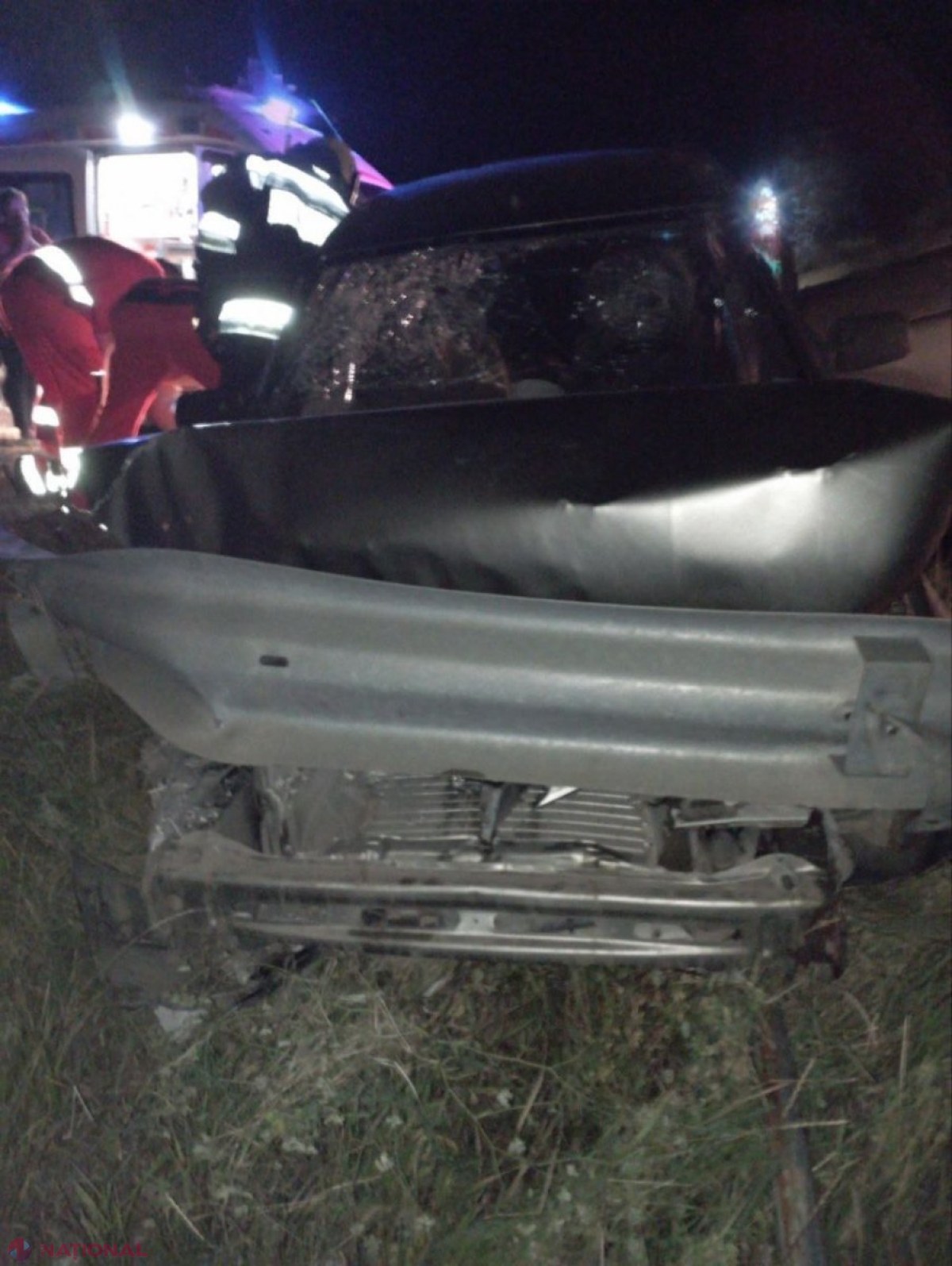 Descarcerare în orașul Căușeni: Un bărbat a avut nevoie de ajutorul salvatorilor după ce mașina pe care o conducea s-a tamponat într-un parapet de protecție