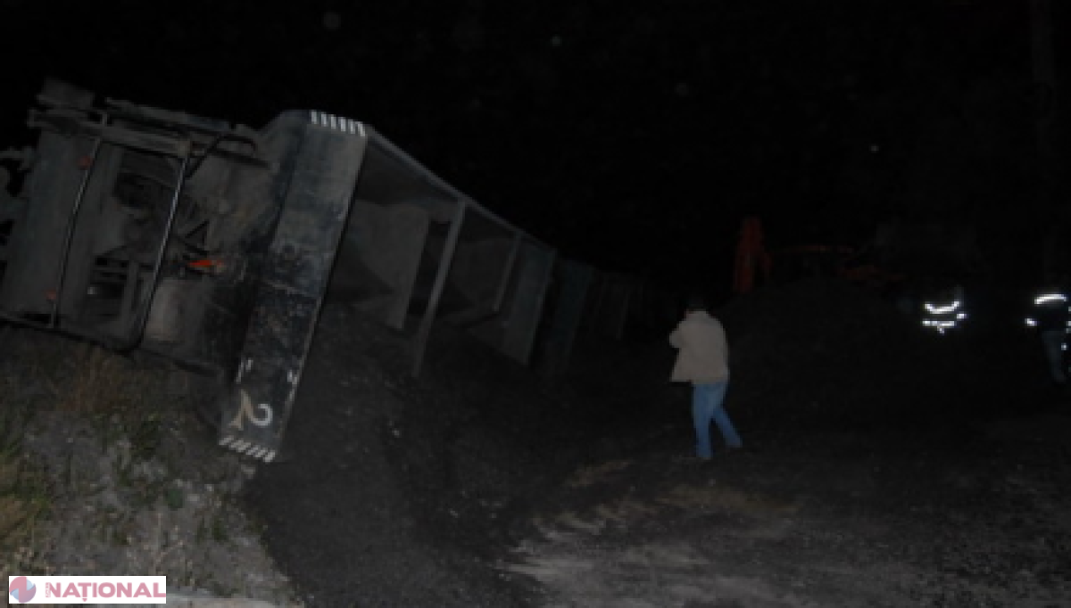 Autocisternă plină cu motorină, răsturnată într-un pârâu