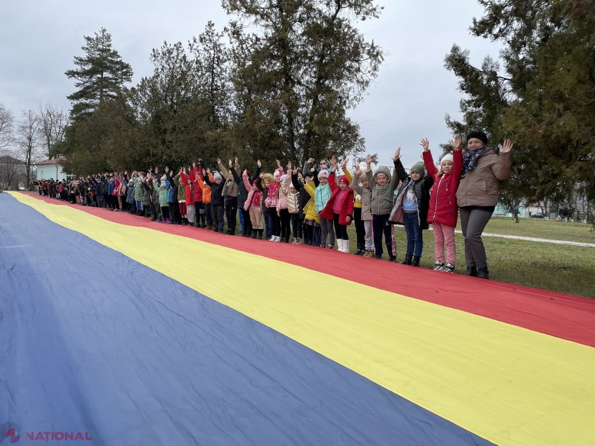 VIDEO // Cum au marcat elevii unui liceu de la Soroca Ziua Națională a României: „Și am venit să te salut, fratele meu de peste Prut”