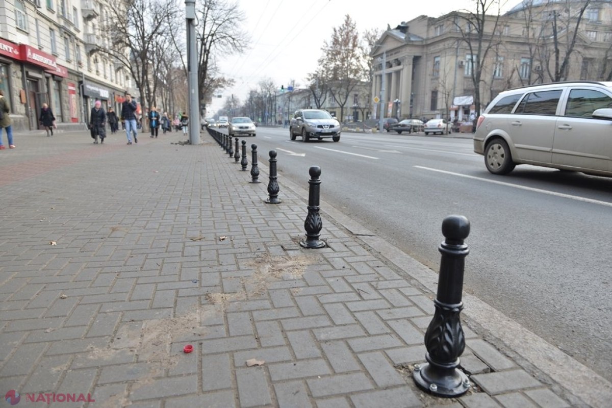 FOTO // Fără mașini parcate pe trotuarele din centrul Chișinăului: Primele câteva zeci de PILONI de delimitare, instalate pe bd. Ștefan cel Mare și Sfânt