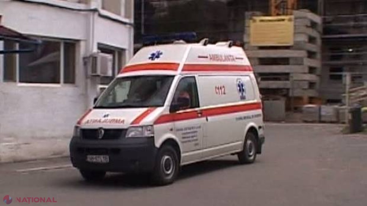 TRAGEDIE // Un bebeluş a murit după ce ar fi fost aruncat pe geam de mama sa  