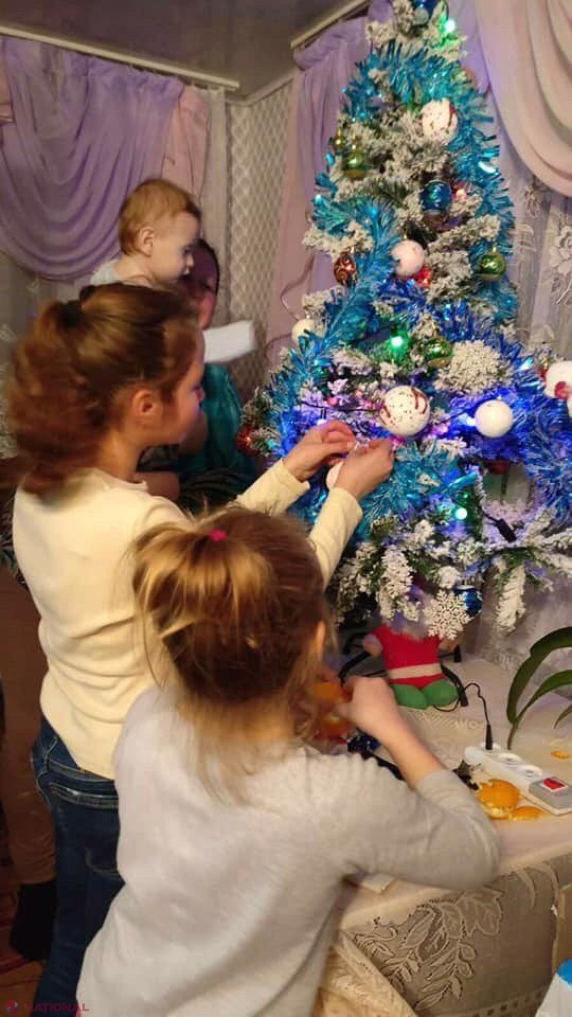 FOTO // „AVIA-INVEST” a făcut sărbătorile mai frumoase pentru șase copii ORFANI și o mamă care își crește de una singură patru fetițe. Ce daruri au primit