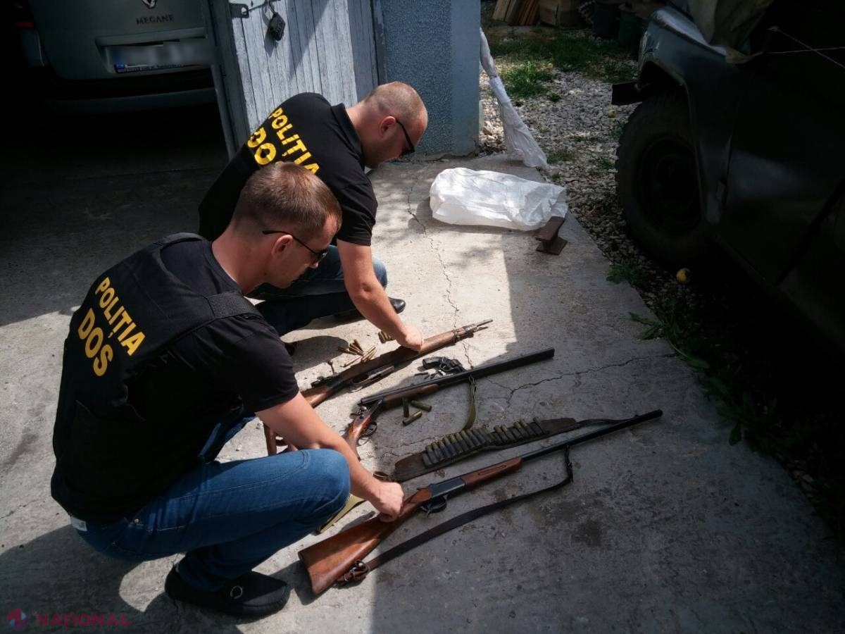 Arsenal întreg de ARME la nordul republicii. Un bănuit a râs de oamenii legii: „Le-am primit MOȘTENIRE” 