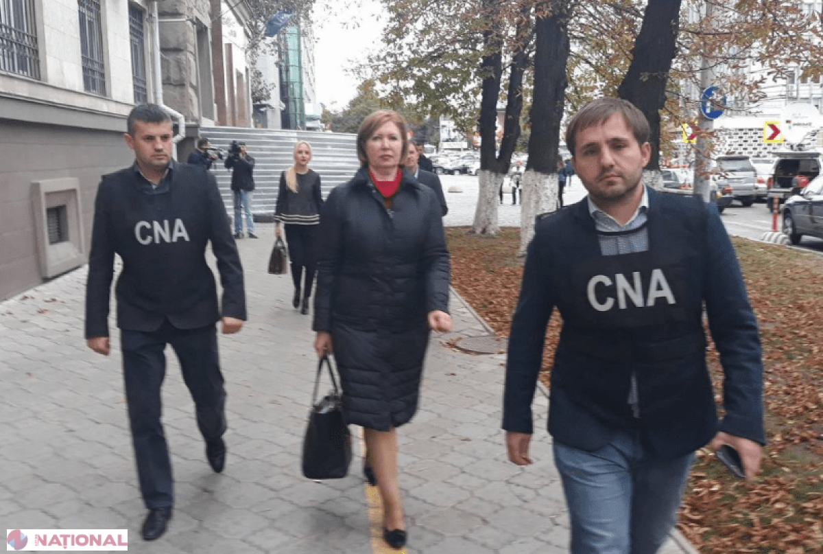 Fosta viceministră a Finanțelor, care intenționa să se îmbogățească cu sute de mii de lei dintr-un contract public, dată pe mâna judecătorilor. Riscă până la 15 ani de închisoare