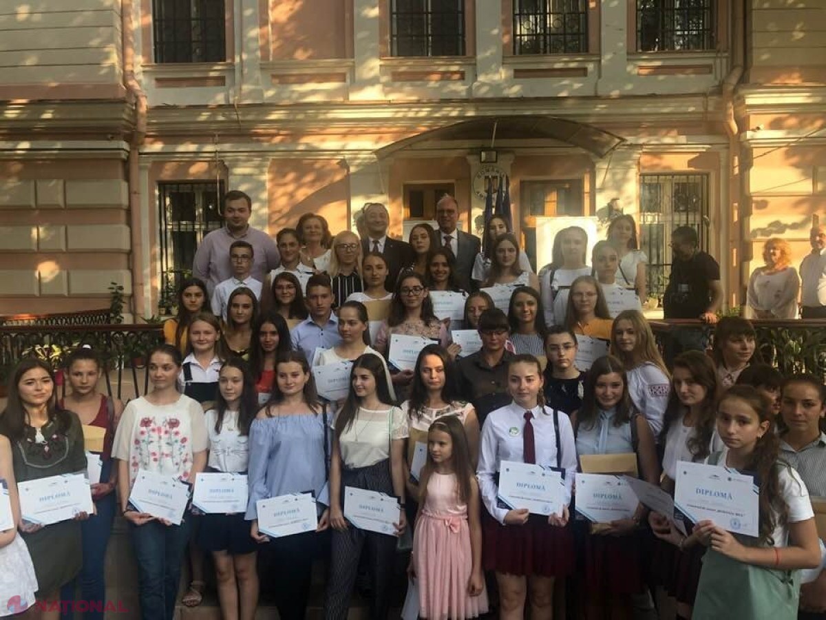 Ambasada României de la Chișinău a premiat câștigătorii concursului de eseuri „România mea”