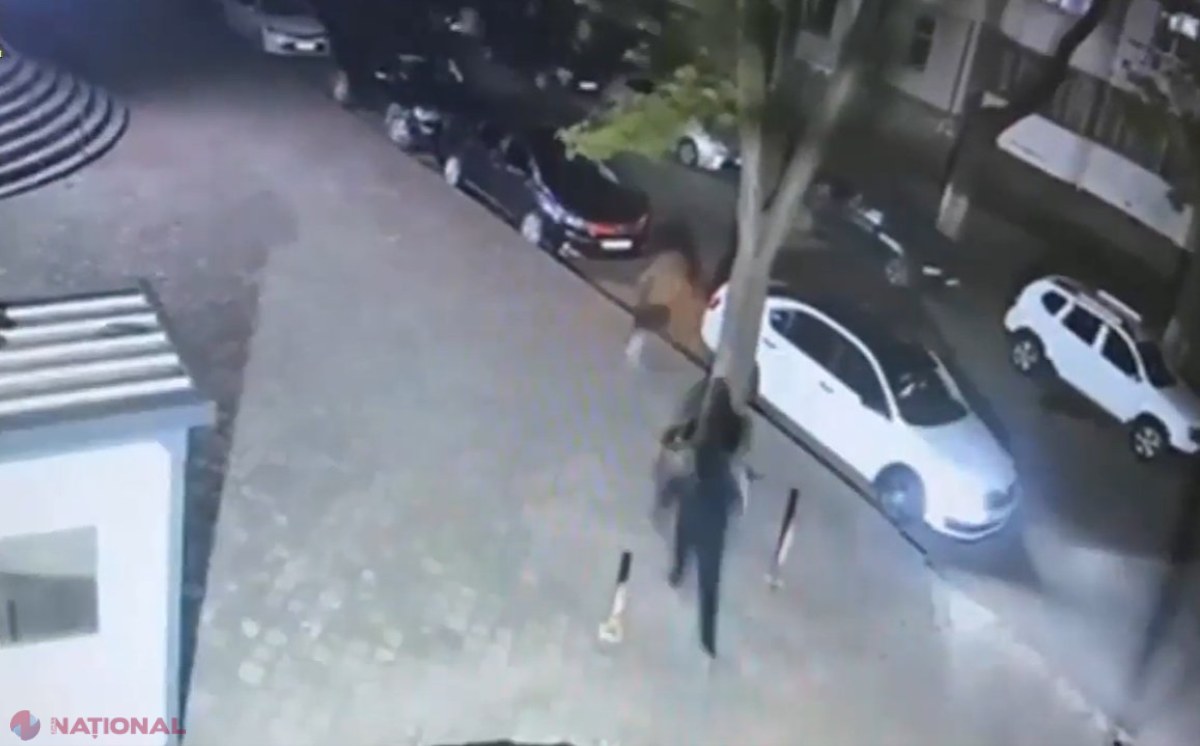 VIDEO // Un bărbat a fost JEFUIT de doi inși chiar lângă scara unui bloc din Chișinău. Victima a fost lovită cu multă cruzime