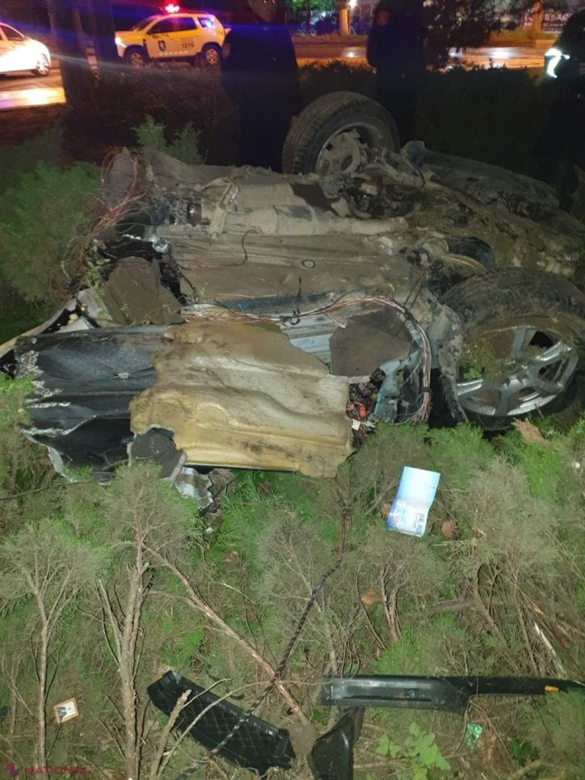 FOTO, UPDATE // Chișinău: Tânărul care a intrat cu un „Audi A6” într-un copac a decedat la spital