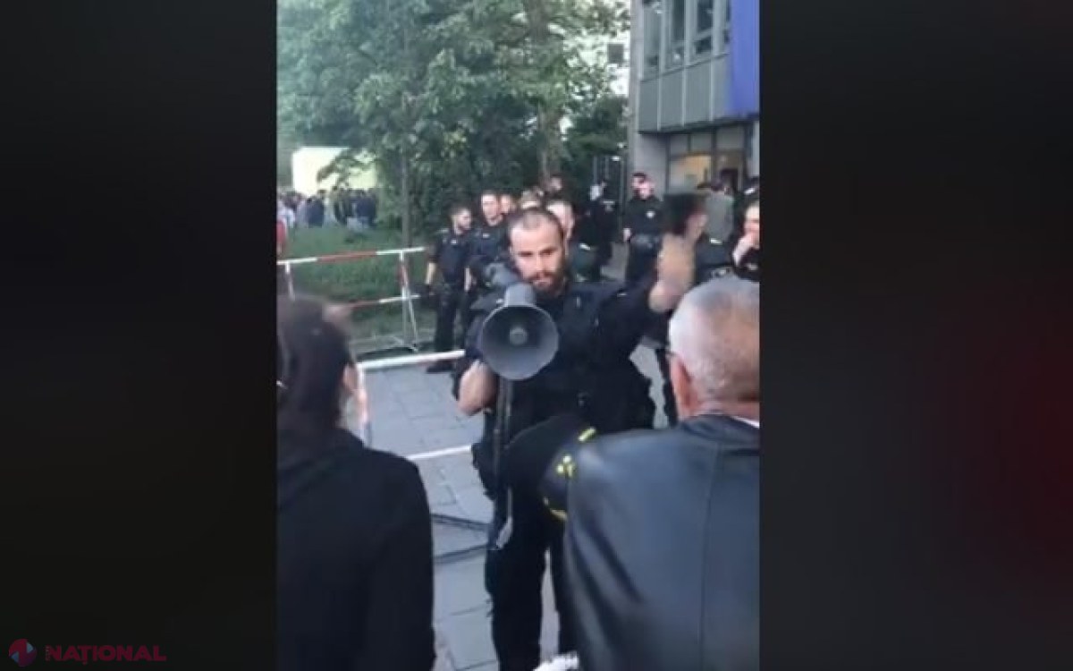 VIDEO // Moment emoționant la Munchen: Unui polițist îi dau lacrimile în momentul în care zeci de români îi mulțumesc pentru că i-a ajutat să poată vota după ce au stat la coadă ore întregi