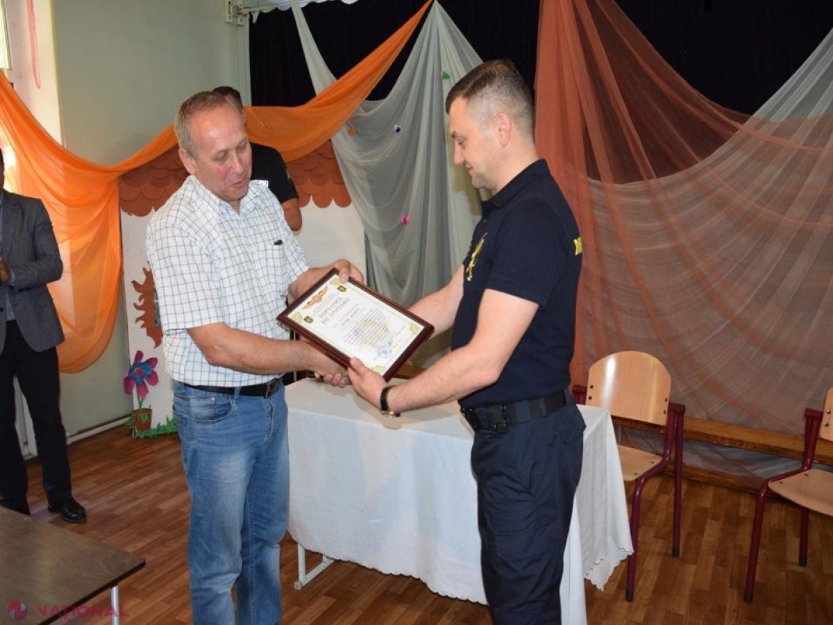 VIDEO // SURPRIZĂ pentru un profesor de la un liceu din Chișinău: Polițiștii au dat BUZNA într-o ședință pentru a-l... felicita