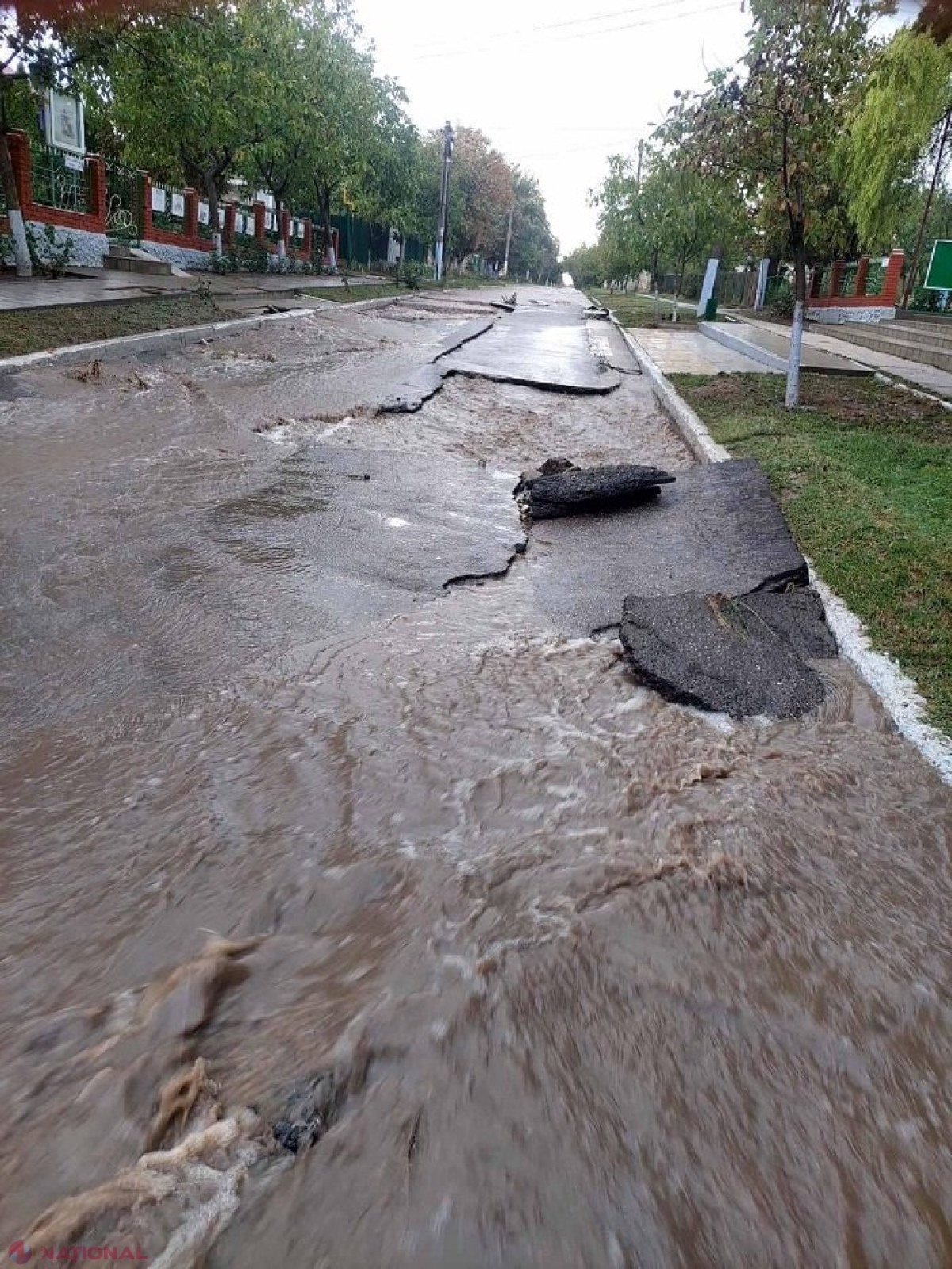 METEO // Zonele din R. Moldova unde va ploua „periculos” și pe parcursul zilei de luni: SHS a emis un nou avertisment de instabilitate atmosferică 