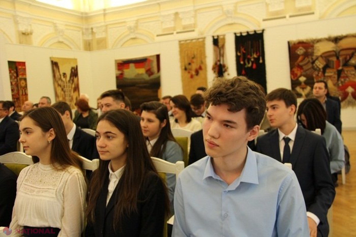 Elevii din R. Moldova au adus acasă, în 2018, ZECI de medalii de la olimpiadele internaționale: Instituțiile de învățământ care ne cresc OLIMPICII 