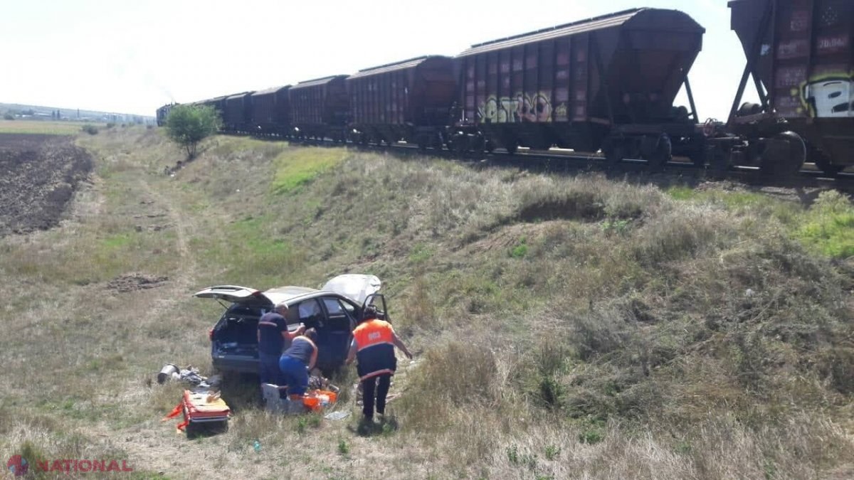 ACCIDENT pe calea ferată: Automobil cu patru persoane, lovit în plin de un TREN la Căușeni. O persoană a decedat 