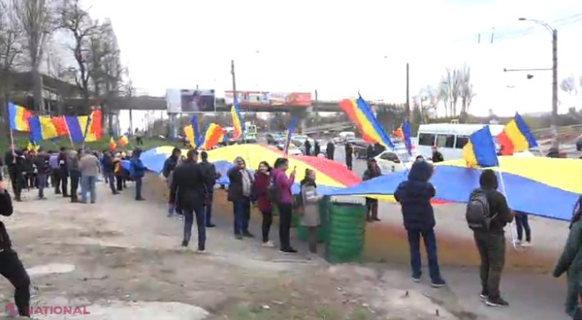 VIDEO // Un tricolor de 101 metri, adus în PMAN. „Marșul Tricolorului” a pornit din fața Cimitirului Eroilor Români