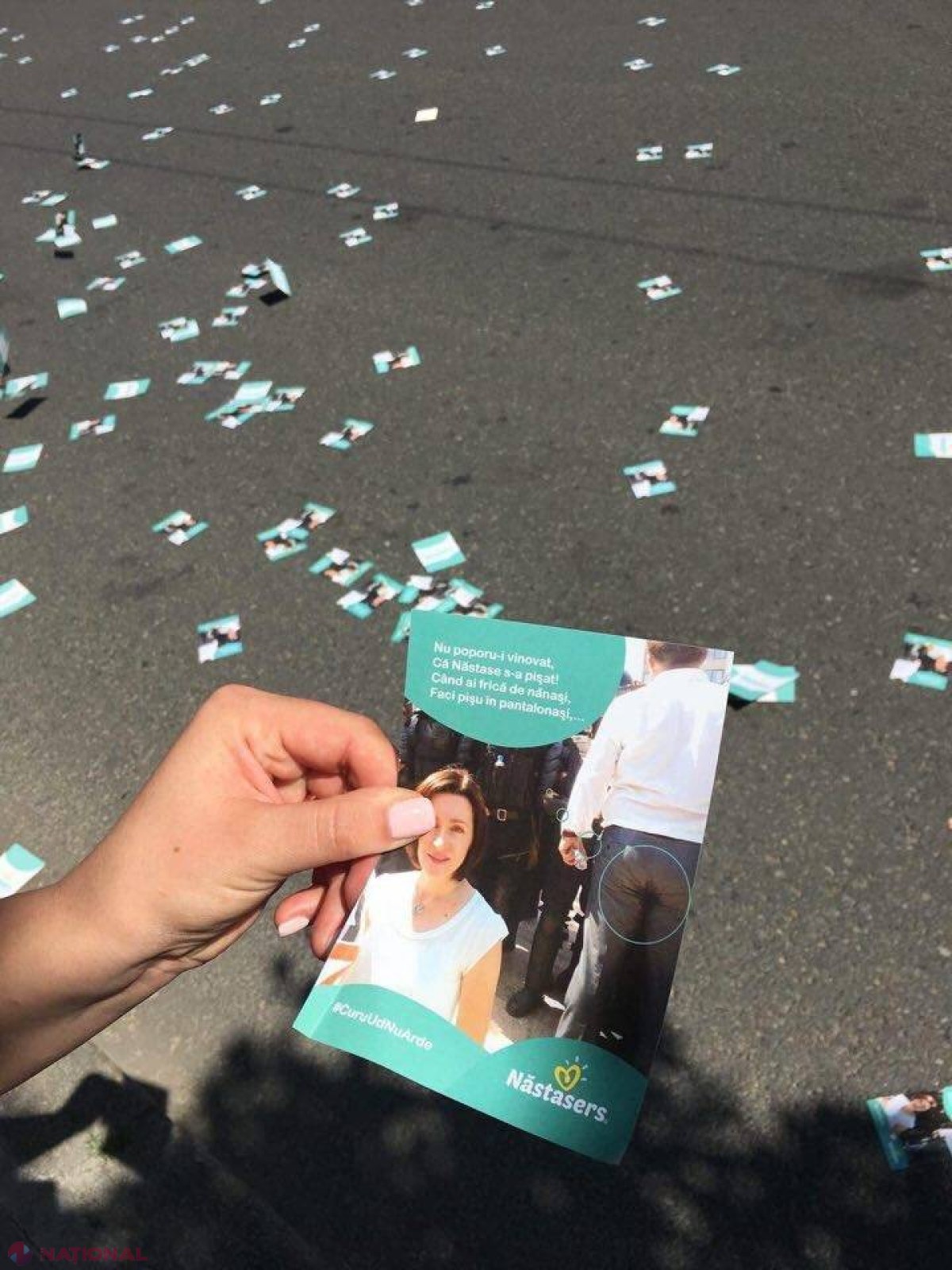 FOTO // UPDATE. Mii de FLUTURAȘI pe Bulevadrul Ștefan cel Mare: „Nu poporu-i vinovat că Năstase...”. Boxele cu SCUTECE au fost distruse de către susținătorii lui Andrei Năstase