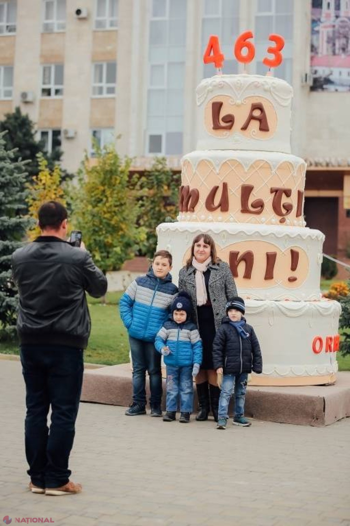 FOTO // Hramul Orheiului, în TOI. Mii de orheieni au defilat la PARADA din centrul orașului. Cei prezenți așteaptă extragerea la TOMBOLA cu 200 de premii valoroase