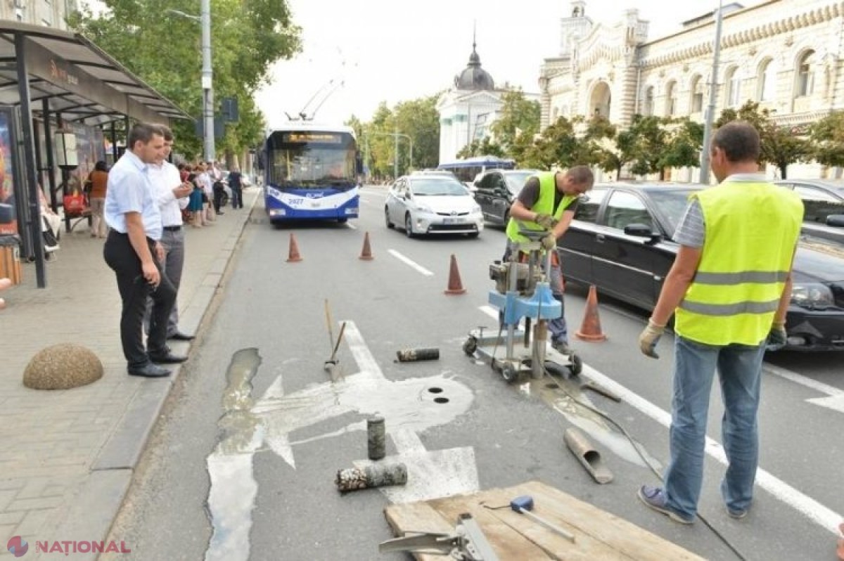 FOTO // Calitatea lucrărilor de asfaltare a bulevardelor Ștefan cel Mare și Sfânt și Constantin Negruzzi va fi TESTATĂ, iar antreprenorul ar putea remedia neajunsurile din cont propriu