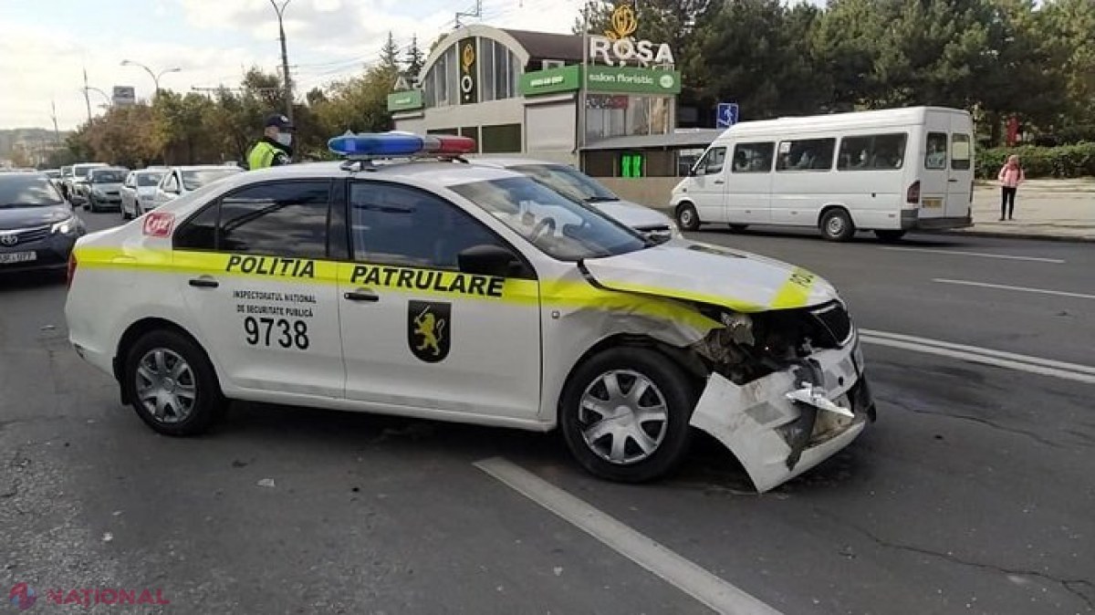 FOTO // Accident: Mașină a Poliției, avariată lângă Circ, într-o coliziune cu un taxi 