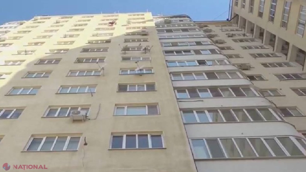 TRAGEDIE // Un copil de DOI ANI a căzut în gol de la etajul OPT al unui bloc din sectorul Centru al capitalei. Minora a SUPRAVIEȚUIT, iar medicii încearcă să facă o minune pentru a-i salva viața