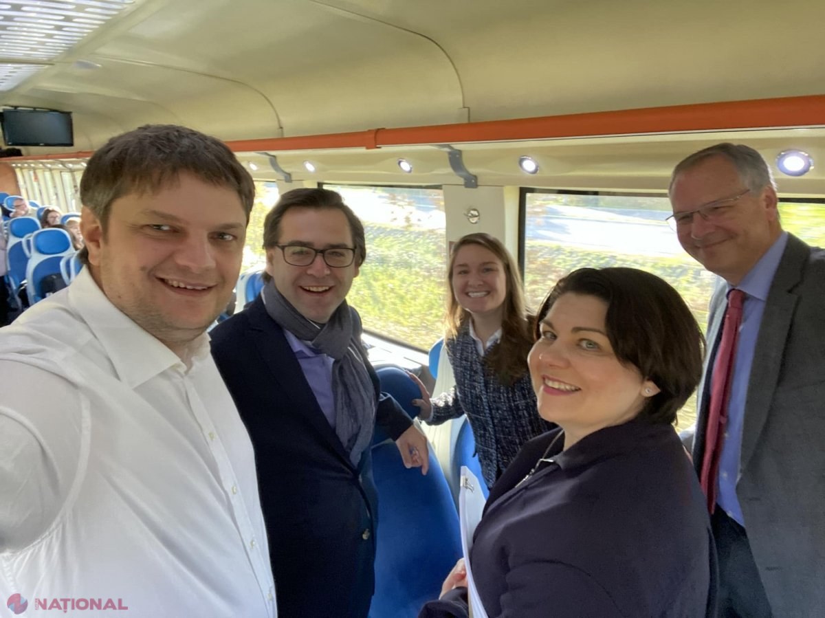 FOTO // Prim-ministra Natalia Gavrilița și miniștrii săi au plecat la Ungheni cu TRENUL: „Hey, ho, let’s go la Ungheni! Vom avea știri bune”