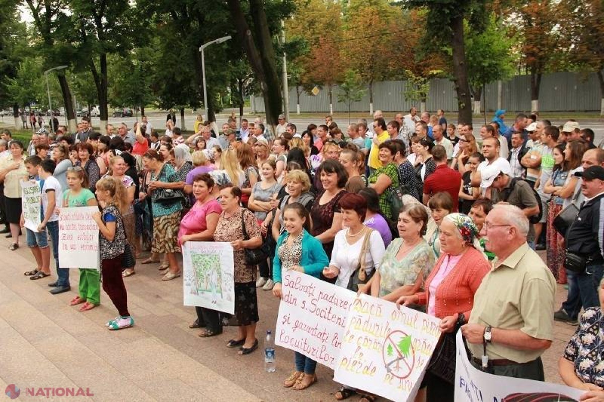 Reportaj FOTO // Trei PROTESTE în fața Parlamentului