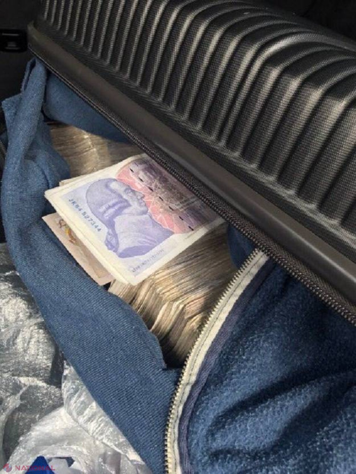 FOTO // SUMĂ URIAȘĂ de bani, depistată la frontieră: Cum aducea un cetățean al R. Moldova mii de bancnote din Marea Britanie
