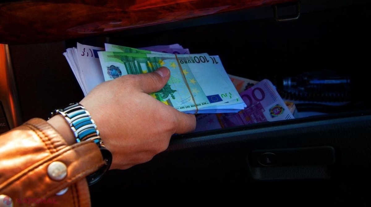 Un bărbat de peste Prut a găsit 95.000 de euro într-un dulap cumpărat de pe internet. Gestul făcut de român i-a dus vestea de erou în toată lumea