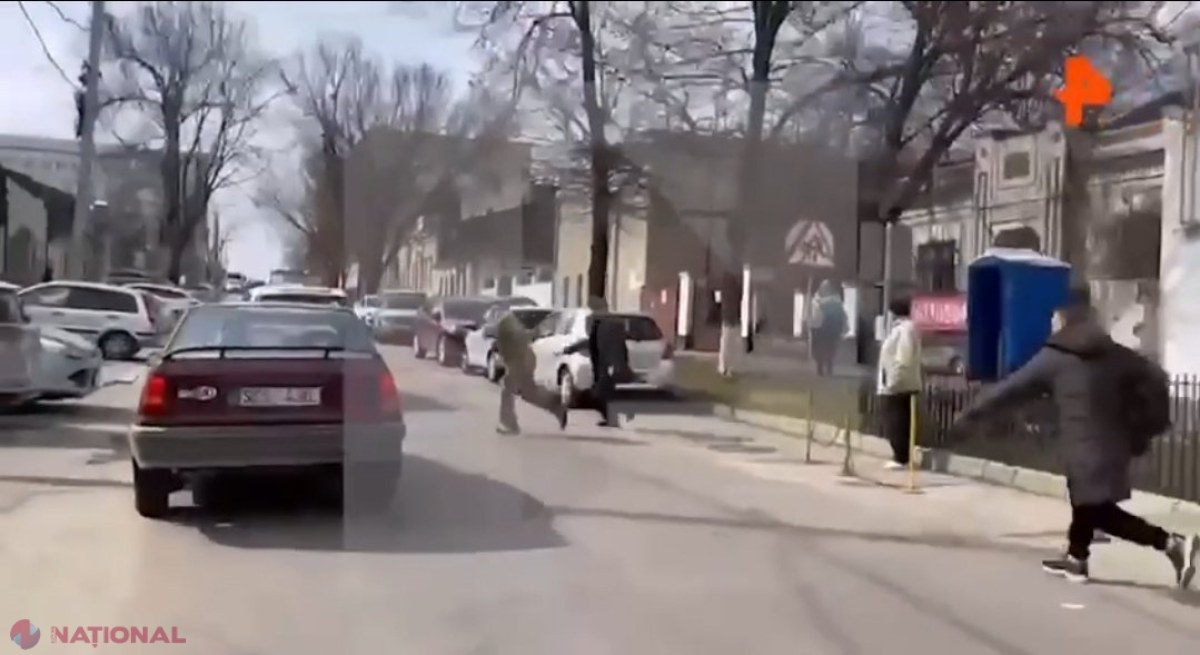 VIDEO // Provocare în fața Ambasadei Rusiei la Chișinău. Un bărbat cu mască pe față a aruncat recipiente cu substanțe inflamabile în misiunea diplomatică, chiar în apropierea rușilor care așteptau să voteze
